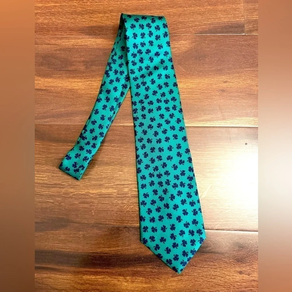 ALYNN 100% Silk Clover Leaf Print on Green Tie Made in USA